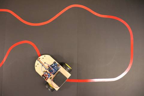 Birdseye view of a line following robot driving around a loop track